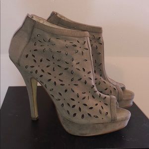 🌸Floral Cut Out Bootie Heels🌸